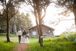 bride and groom arrive back at ravensheugh log cabin
