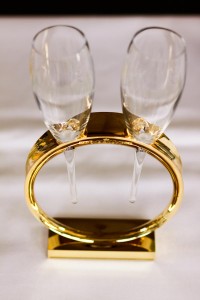 champagne flutes in ring stand
